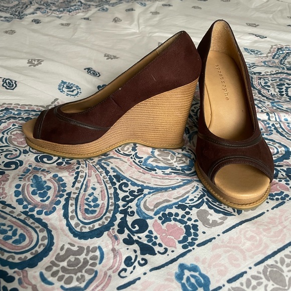 Brown peep toe Apostrophe wedge heels - Picture 2 of 6